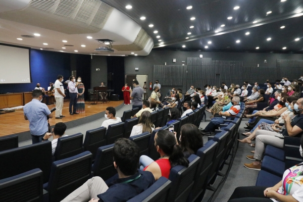 Presidente da Assembleia, Evandro Leitão, durante o anúncio feito aos servidores