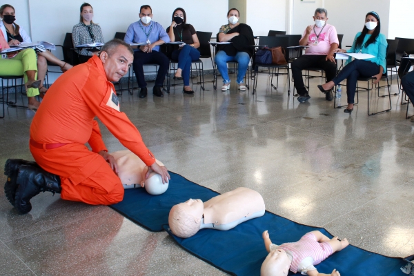 Servidores durante curso básico e introdutório de primeiros socorros, realizado em outubro de 2021