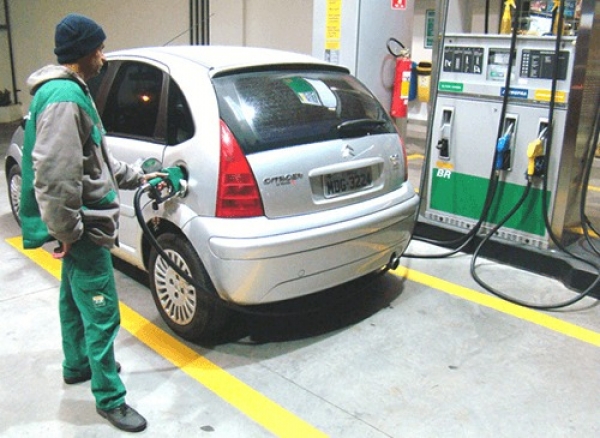 Conforme Robério Lessa, é necessário compreender que o álcool tem desempenho de consumo 25% inferior à gasolina. 