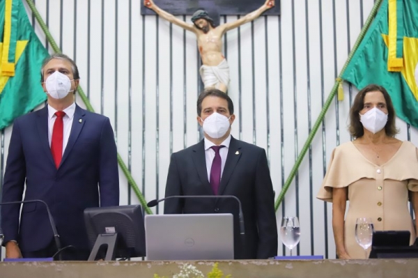 Governador Camilo Santana, presidente da Alece, Evandro Leitão, e vice-governadora Izolda Cela durante abertura dos trabalhos da Assembleia, em 2 de fevereiro