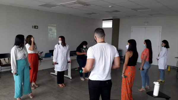 Além da palestra, foi realizada aula demonstrativa de exercícios de alongamento