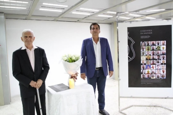 Osmar Diógenes e Luis Edson Sales junto à placa que homenageia servidores da Alece vítimas do Coronavírus