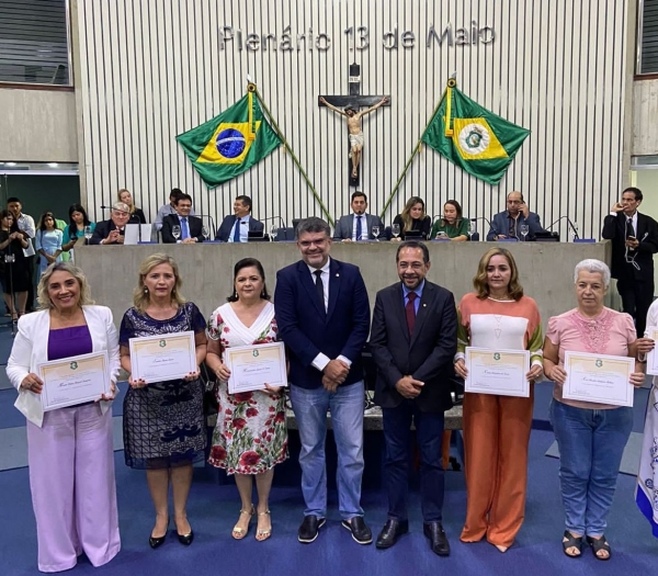 Homenageadas durante a sessão desta terça-feira (24/05), acompanhadas do deputado Leonardo Pinheiro e do ex-deputado Tadeu Oliveira