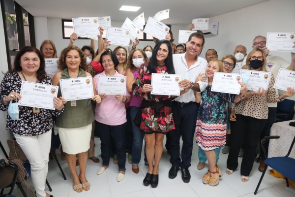 Luis Edson e Jacqueline Assunção, com concludentes do curso