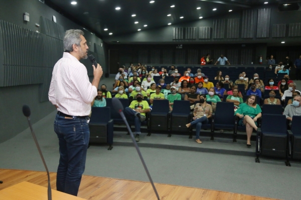 Deputado Elmano de Freitas durante a atividade