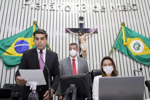 Diretor do Departamento Legislativo, Carlos Alberto Aragão, entre os deputados Queiroz Filho e Érika Amorim