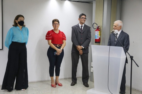 Presidente do Malce, Osmar Diógenes (o primeiro à direita), durante a abertura da exposição "Mulheres Memoráveis"