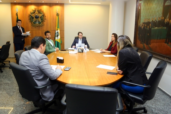 Deputados estaduais durante reunião da Mesa Diretora da Alece nesta quarta-feira (06/07)