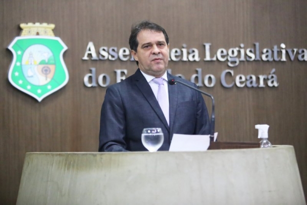 Presidente da Alece, Evandro Leitão, durante pronunciamento nesta sexta-feira (15/07)