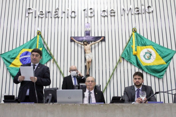 Portaria foi assinada pelo primeiro secretário da Alece, Antônio Granja (centro)