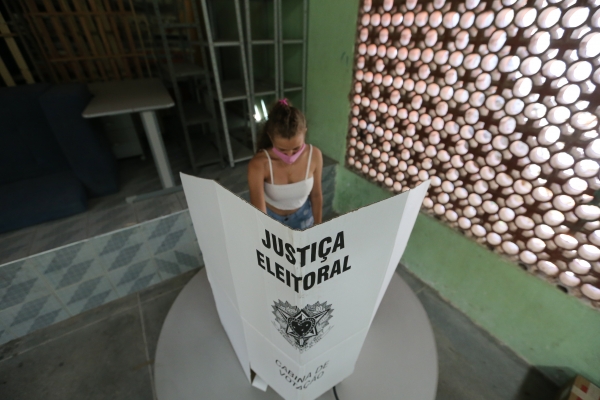 Transição do voto manual para o eletrônico se deu entre 1996 e 2000