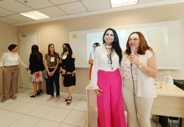 Jacqueline Assunção e Elenice Ferreira Lima na abertura do curso