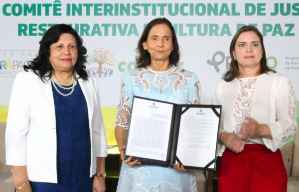 Nailde Pinheiro Nogueira, Izolda Cela e Cristiane Leitão durante o evento