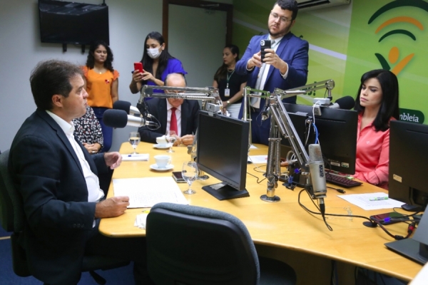 Presidente da Alece, Evandro Leitão, durante a entrevista à rádio FM Assembleia