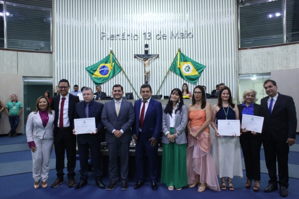 Servidores homenageados ao lado dos deputados Audic Mota e Carlos Felipe e do presidente da Assalce, Luis Edson Sales