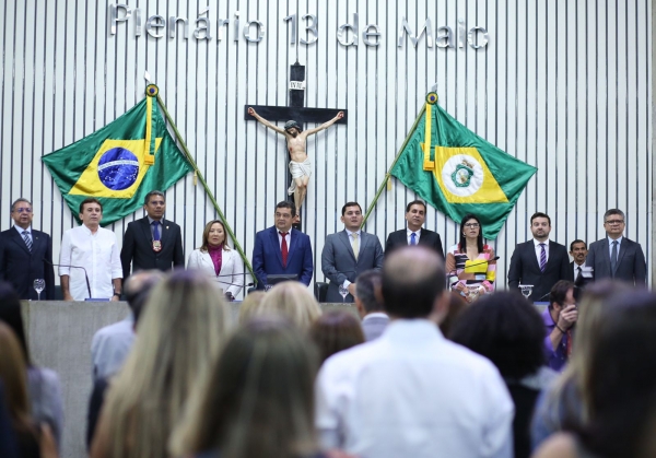 Erliene Vale (terceira, da esquerda para a direita), durante a sessão solene