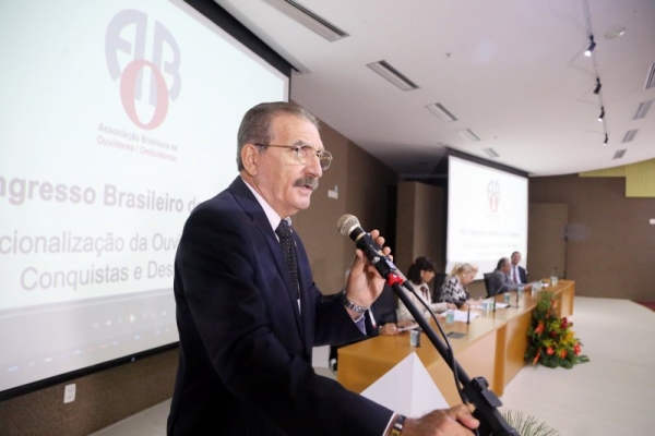 Ouvidor parlamentar da Alece, Walter Cavalcante, na abertura do evento