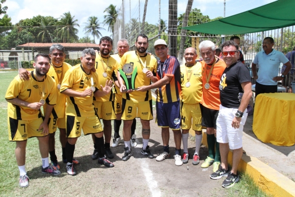 Equipe da Célula de Logística da Alece recebeu troféu das mãos do presidente da Assalce, Luis Edson Sales