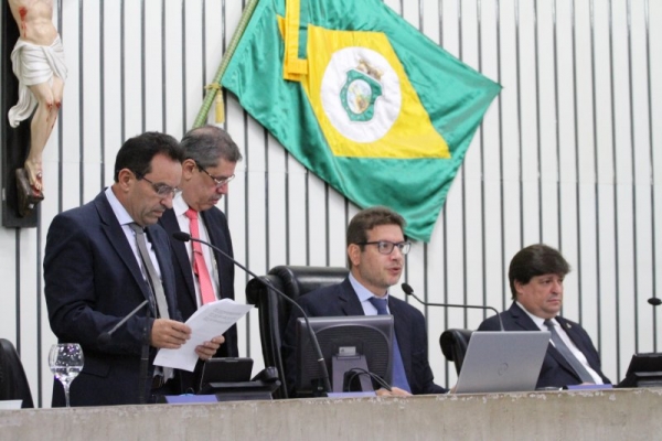 Deputado Renato Roseno (centro) propôs a PEC em 2019