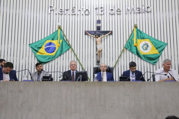 Sessão contou com participação de parlamentares e prefeitos