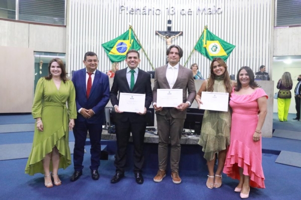 Orientadora da Célula de Nutrição do DSAS, Gisele Pacheco, deputado Carlos Felipe e homenageados durante a sessão