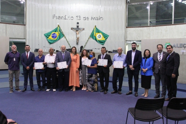 Deputada Érika Amorim e servidores homenageados durante a sessão