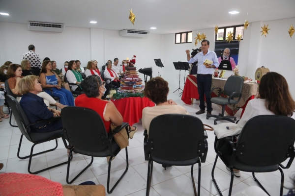 Servidoras e servidores acompanham poética conduzida pelo presidente da Assalce, Luis Edson Sales