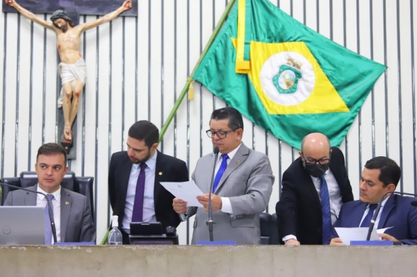 Deputado Audic Mota (o primeiro da direita para a esquerda) presidiu a Comissão Especial de Reforma e Atualização do Regimento Interno da Assembleia