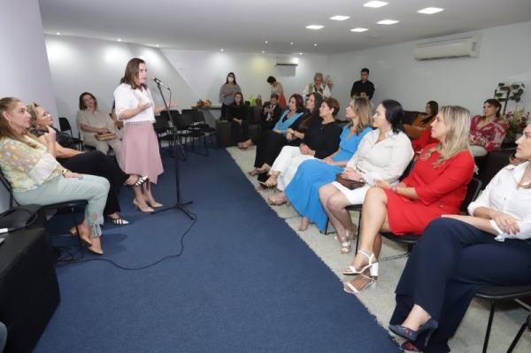 Presidente do MMLC, Cristiane Leitão, durante exposição às deputadas estaduais eleitas