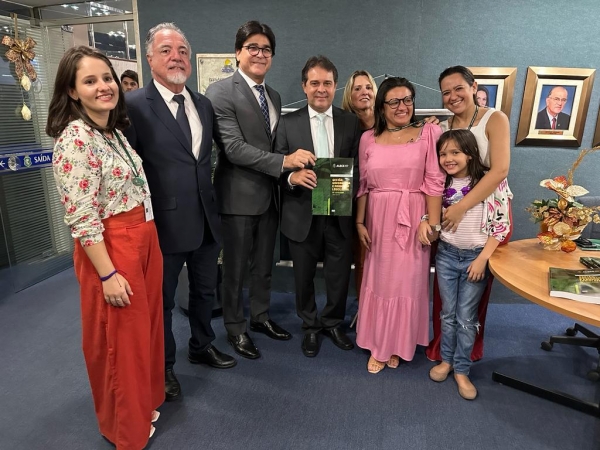 Lançamento da revista em meio físico contou com o presidente da Alece, Evandro Leitão