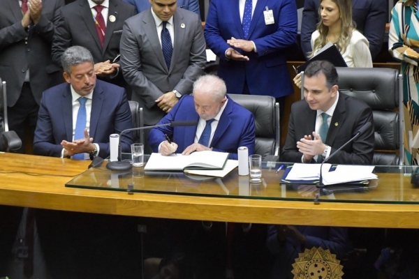 Presidente Lula (centro), entre os presidentes da Câmara dos Deputados, Arthur Lira (esq.), e do Senado Federal, Rodrigo Pacheco (dir.)