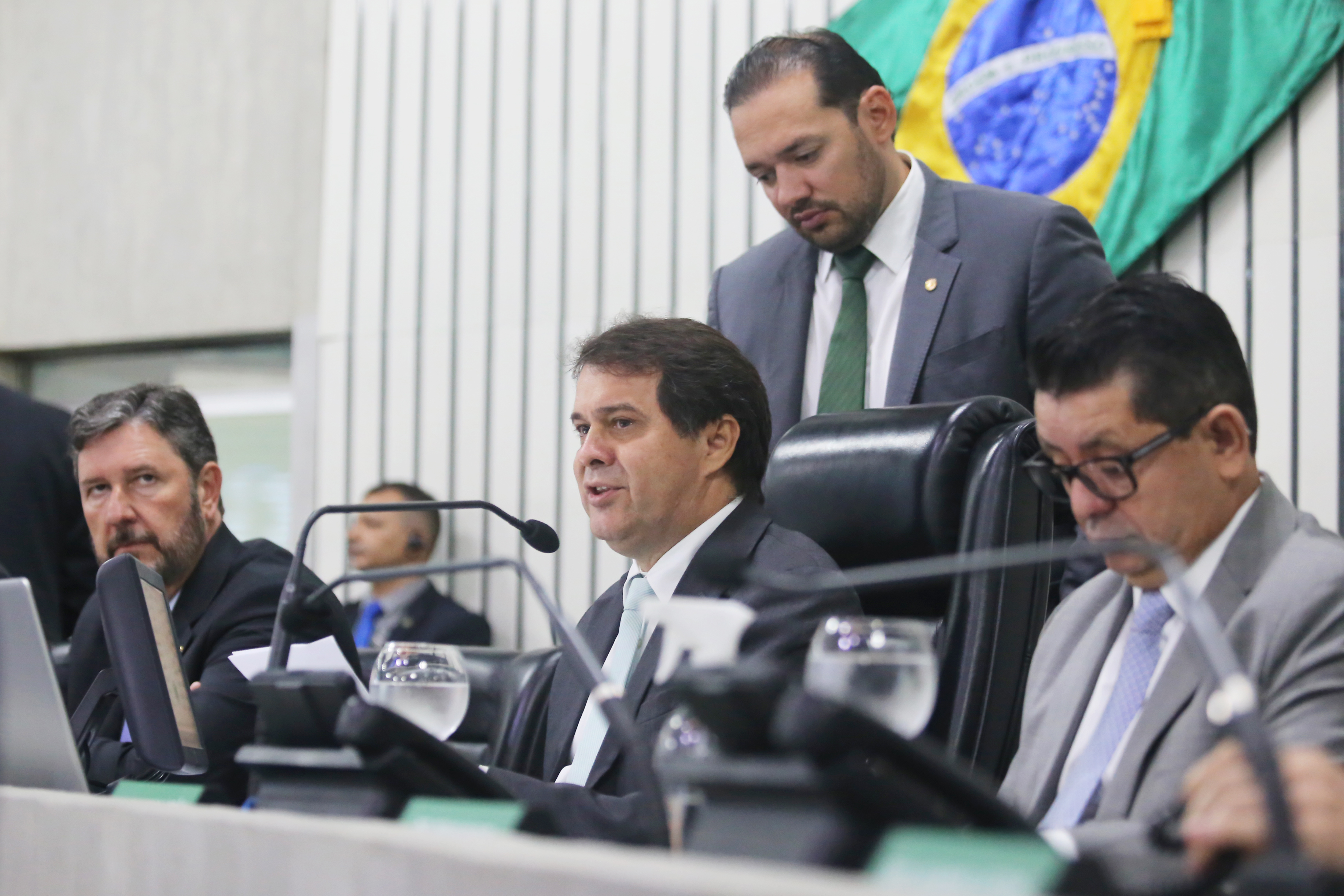 Presidente da Assembleia, Evandro Leitão, durante o anúncio