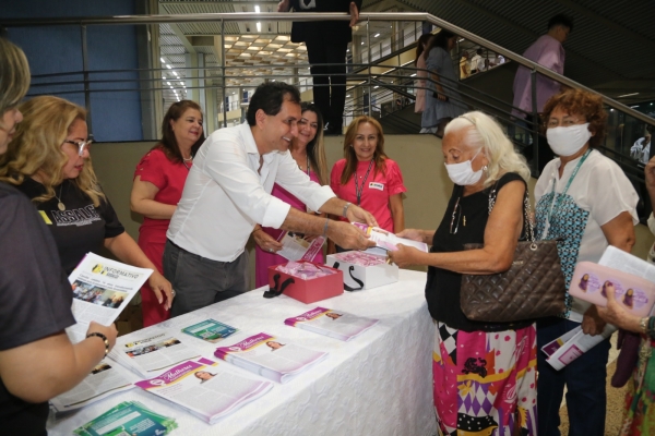 Presidente da Assalce, Luis Edson Sales, durante a entrega de mimos às servidoras