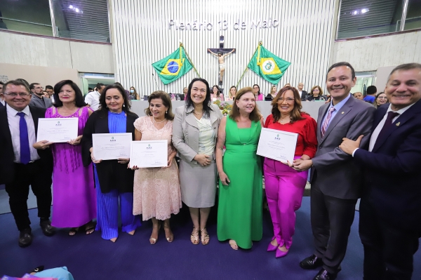 Servidoras da Alece homenageadas na sessão, entre a deputada federal Fernanda Pessoa e os deputados estaduais Almir Bié, Stuart Castro e Firmo Camurça