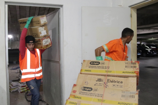 No total, mais de seis mil lâmpadas fluorescentes foram entregues