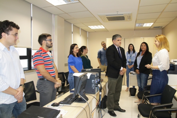 Ouvidor parlamentar Leonardo Pinheiro durante a reunião com a equipe de servidores