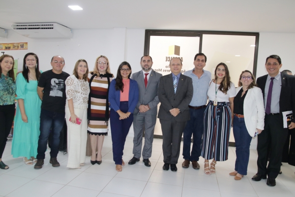 Presidente da Assalce, Luis Edson Sales, entre deputados Cláudio Pinho e Missias Dias, acompanhados de assessores parlamentares