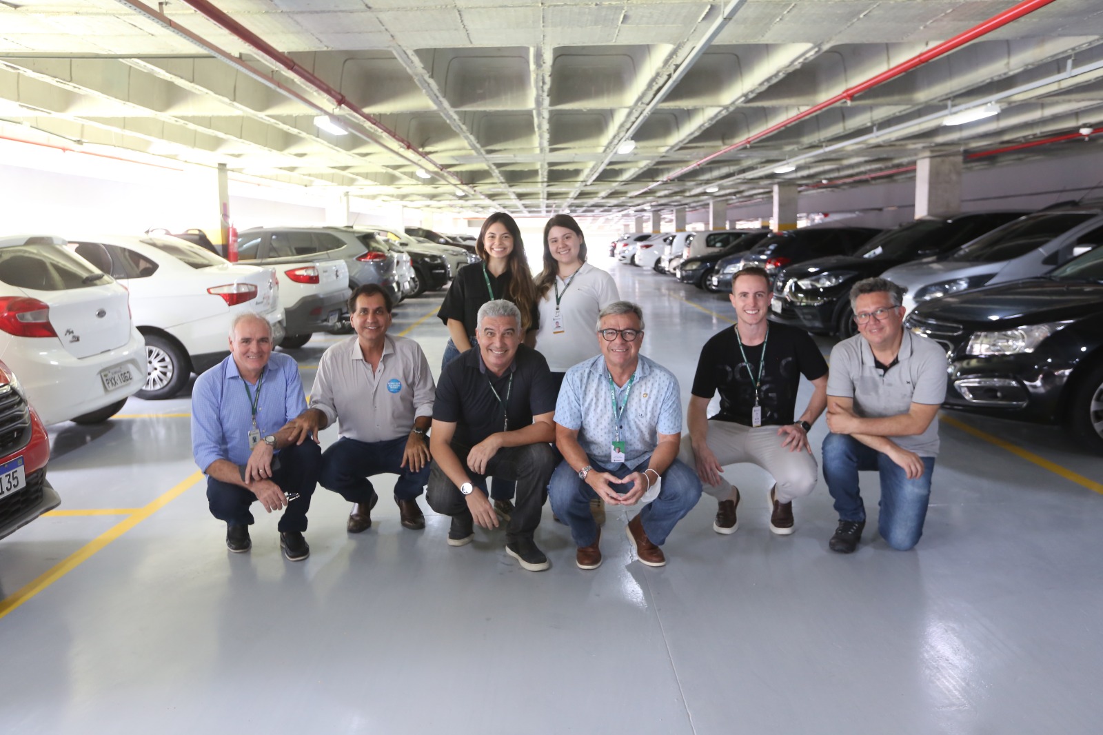 Presidente da Assalce, Luis Edson Sales, e servidores no edifício-garagem da Alece
