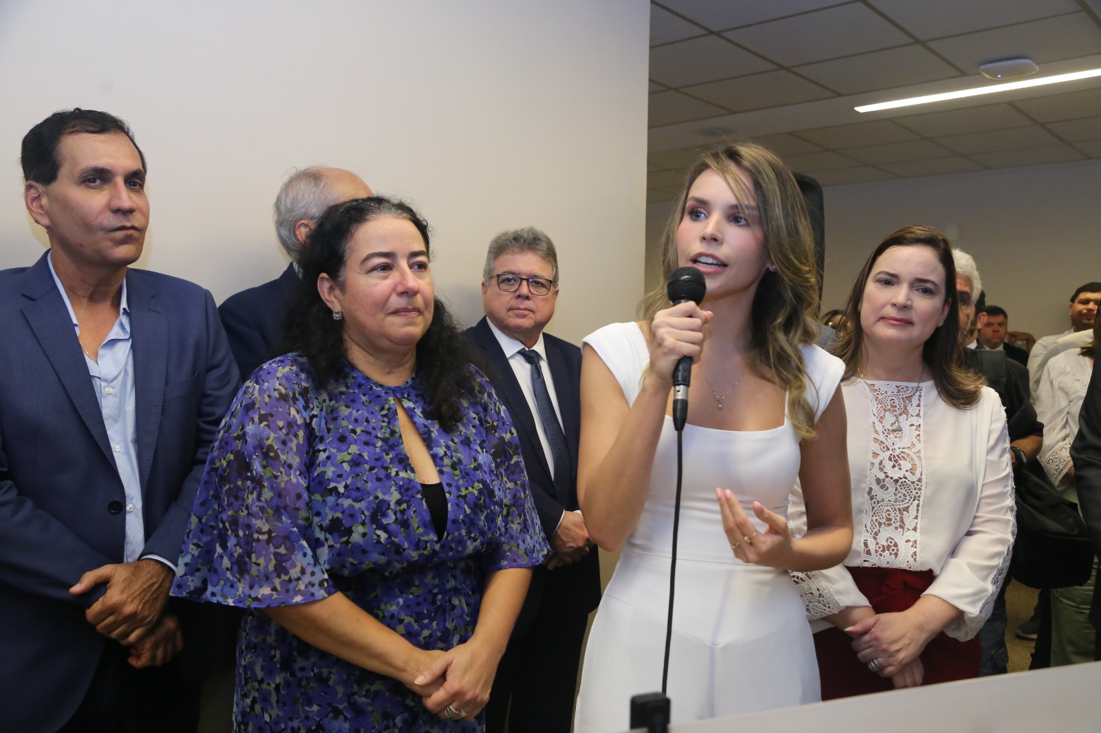 Deputada Gabriella Aguiar discursa ao receber o comando da Unipace