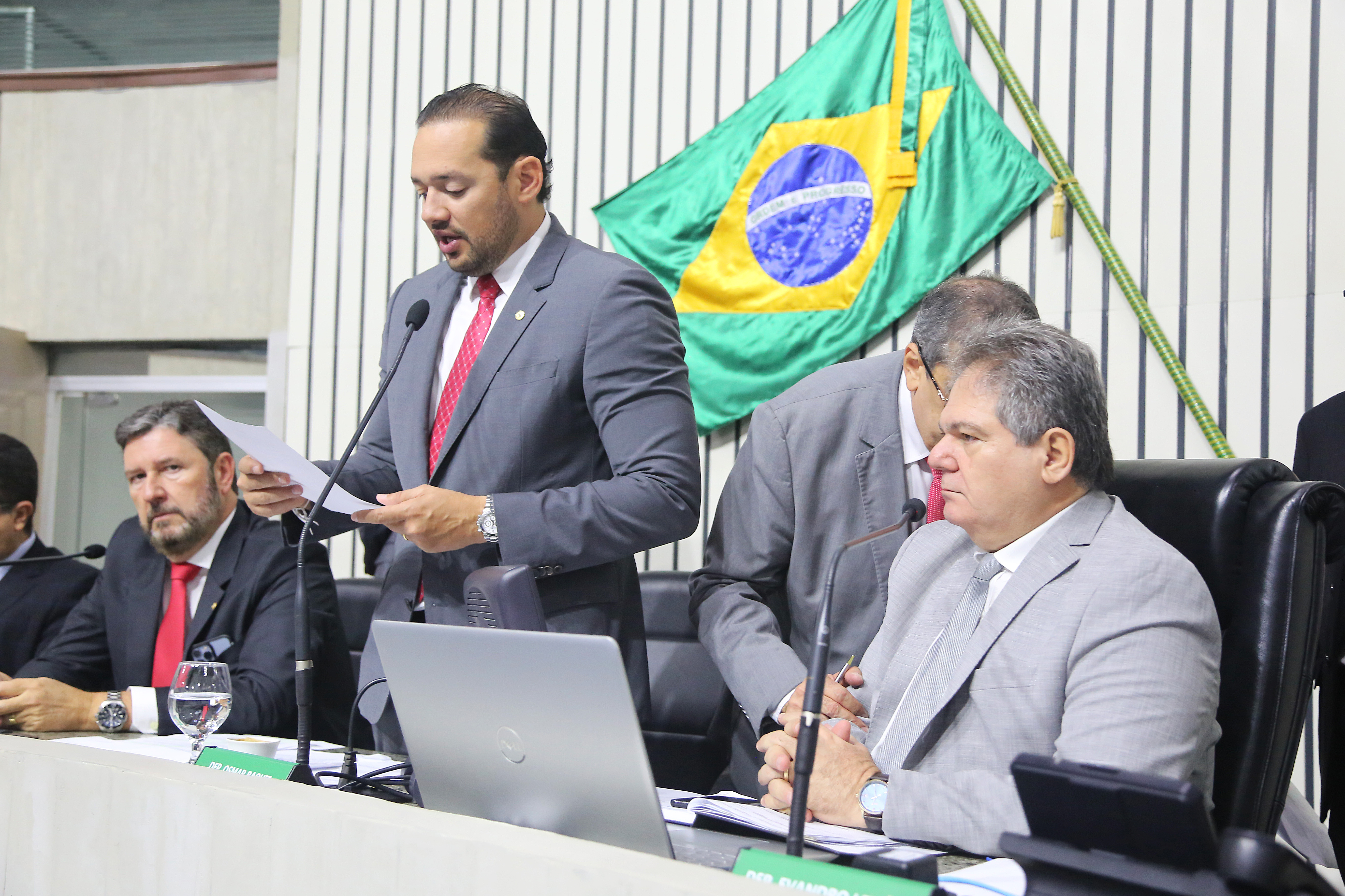 Deputado Danniel Oliveira (centro), primeiro secretário da Alece, assinou a portaria