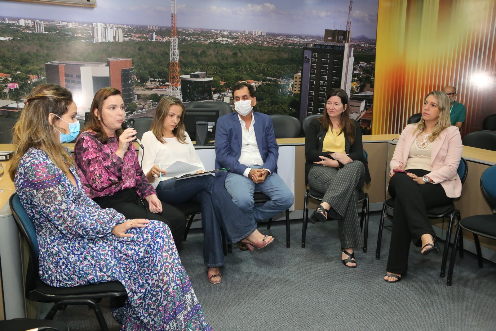 Primeira-dama da Alece, Cristiane Leitão, durante o evento, entre as deputadas Gabriella Aguiar, Lia Gomes e Larissa Gaspar, e o presidente da Assalce, Luis Edson Sales