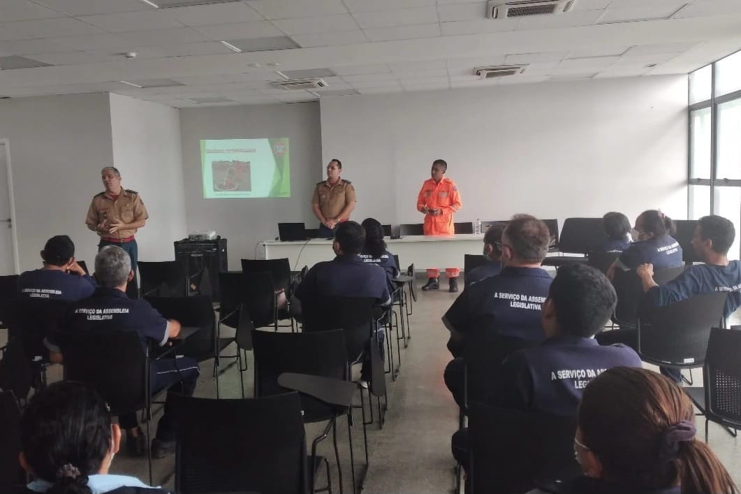 Comandante da 1ª Cia/CBC, coronel Leandro Silva Nogueira, comandou o treinamento