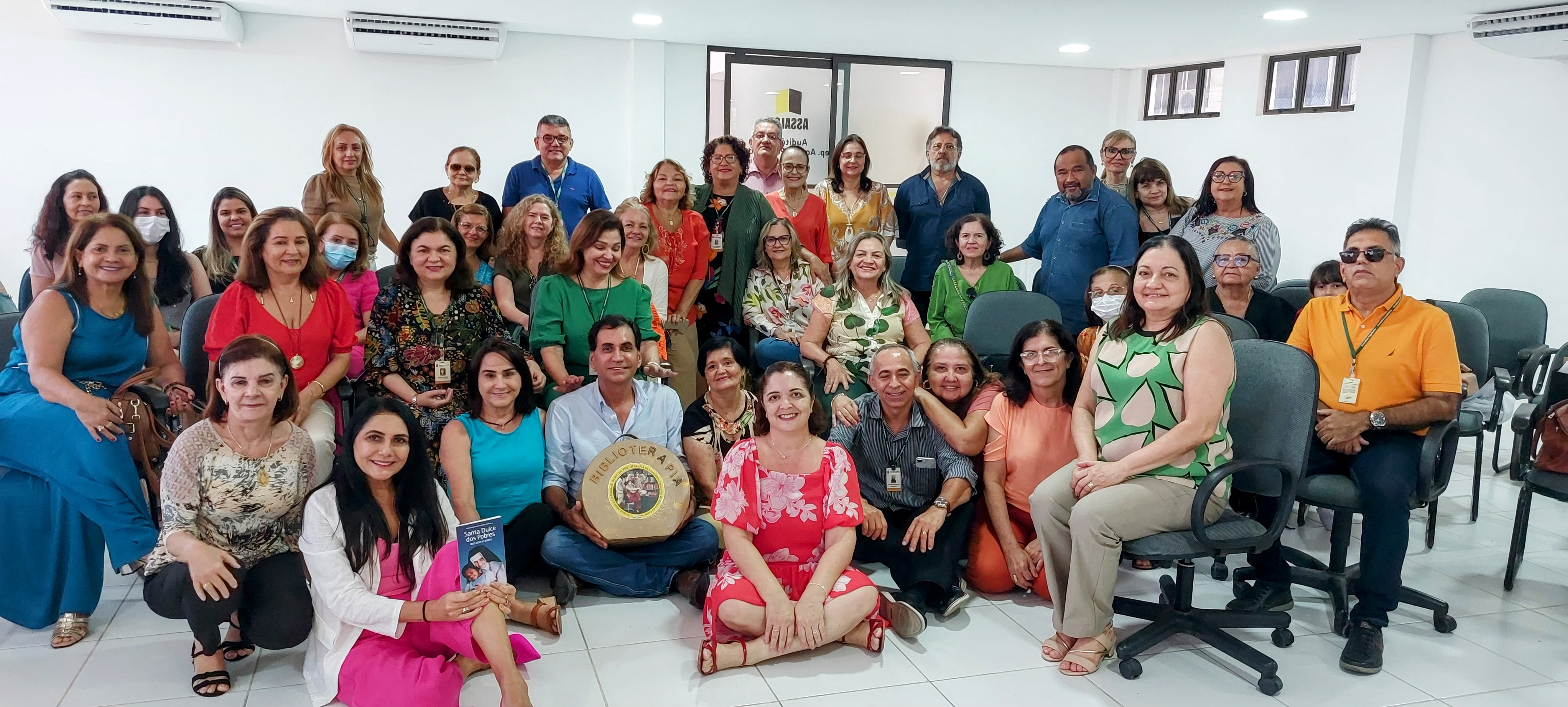 Gestores da Alece e servidores após a entrega dos certificados