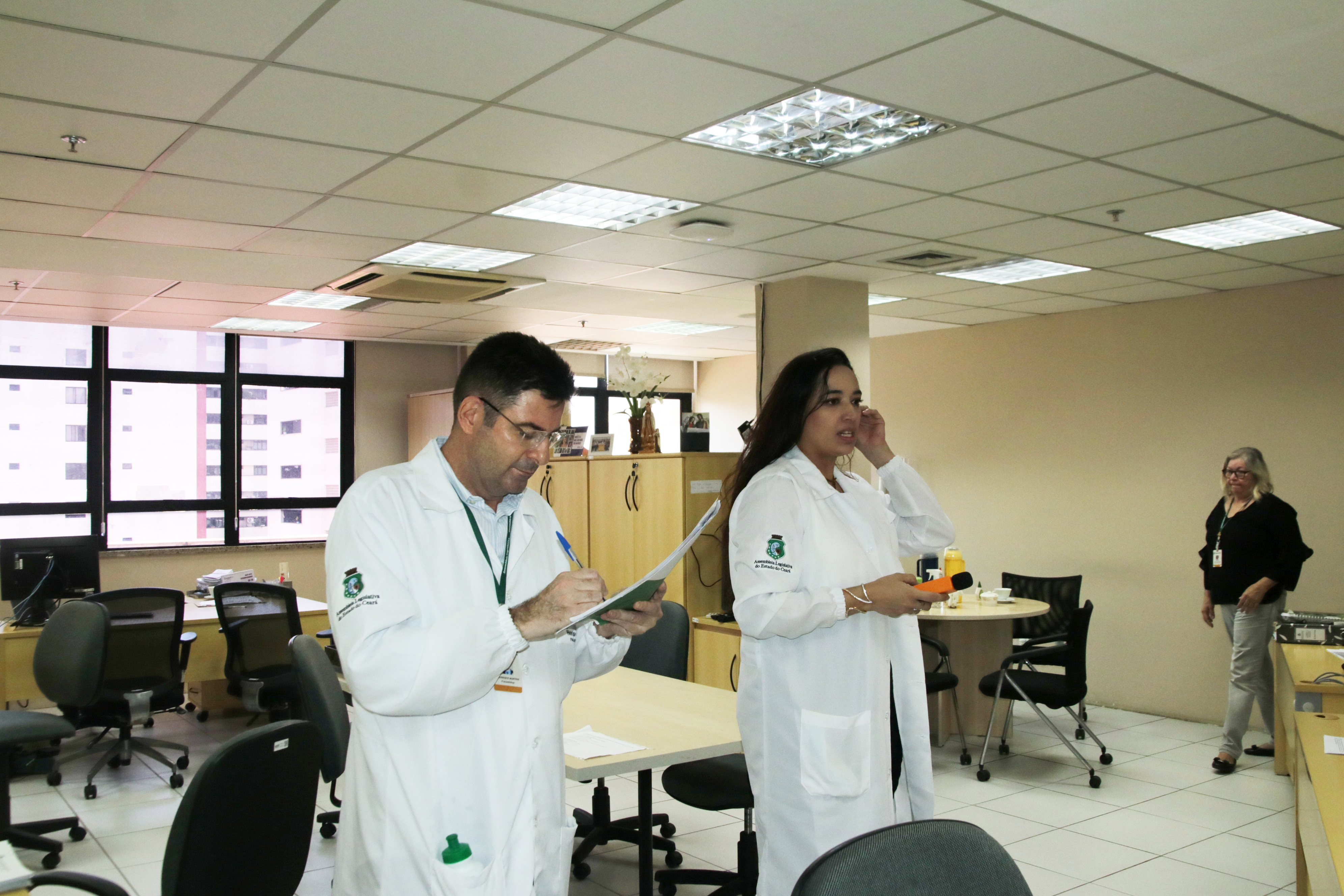Henrique Martins e Ana Paula Nogueira, fonoaudiólogos, durante atividade no anexo II