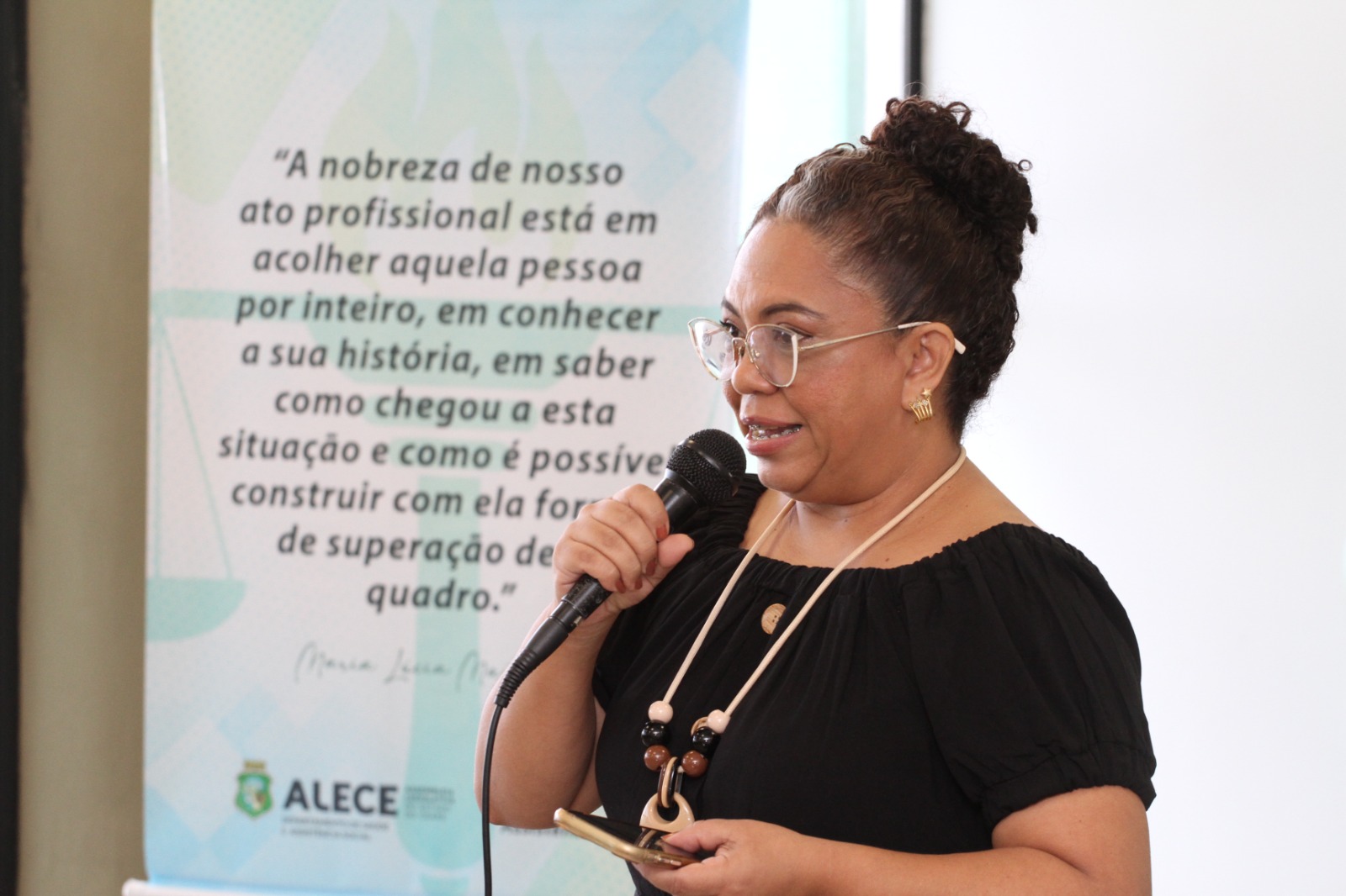 Leiriane Araújo, assistente social da Prefeitura de Maracanaú, foi a facilitadora - Foto: Paulo Rocha