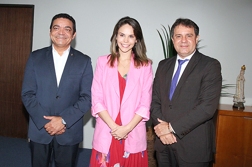 Hildebrando Soares (reitor da Uece), Gabriella Aguiar (presidente da Unipace) e Evandro Leitão (presidente da Alece)