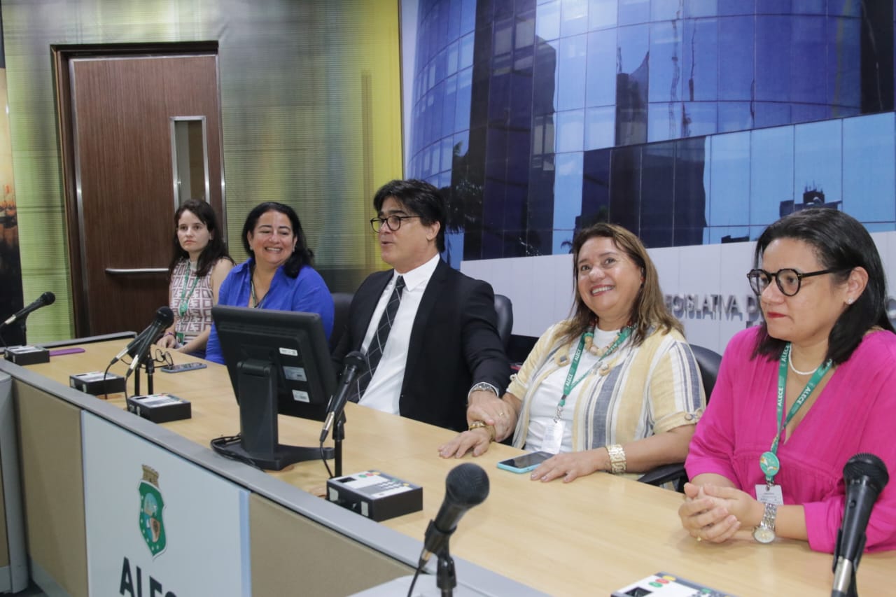 Fabrício Machado (centro), diretor legislativo, durante o encerramento do curso