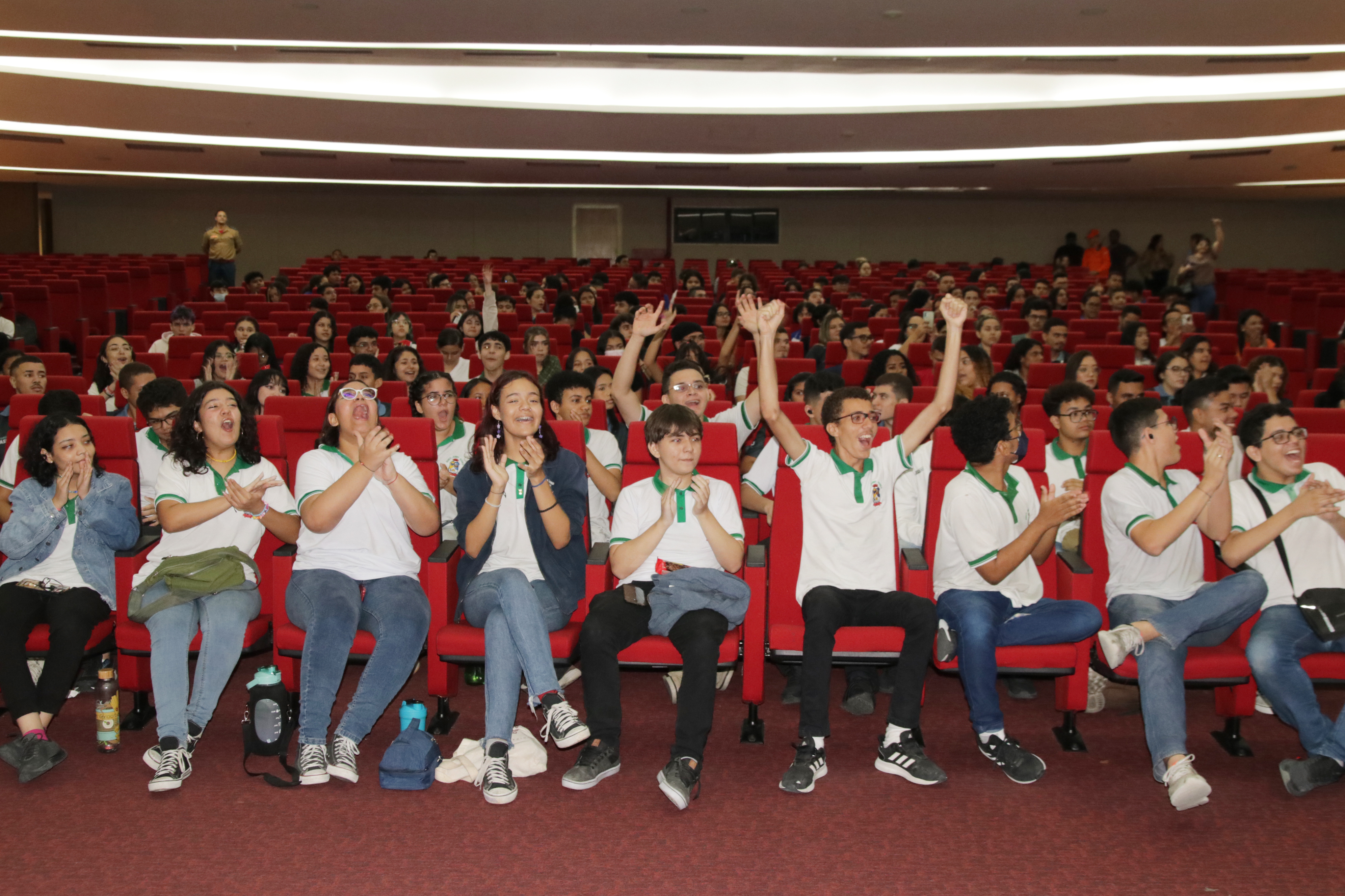Estudantes de Fortaleza e Itaitinga durante a sessão