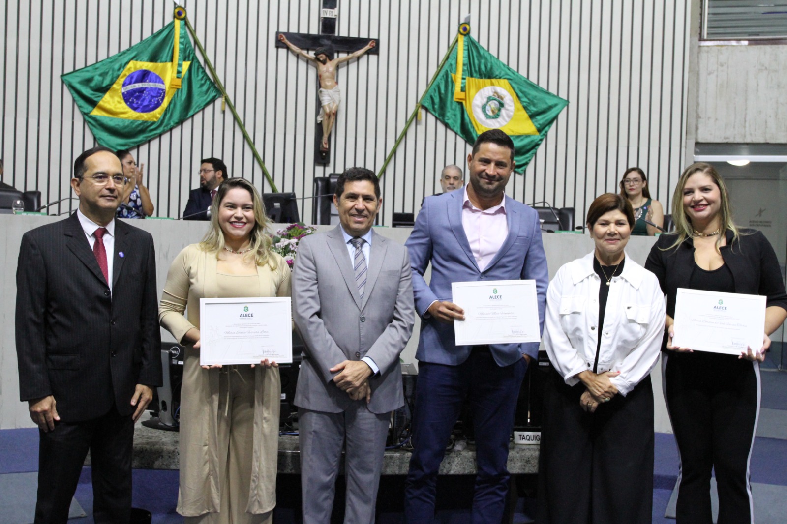 Servidores homenageados, entre os deputados De Assis Diniz e Jô Farias