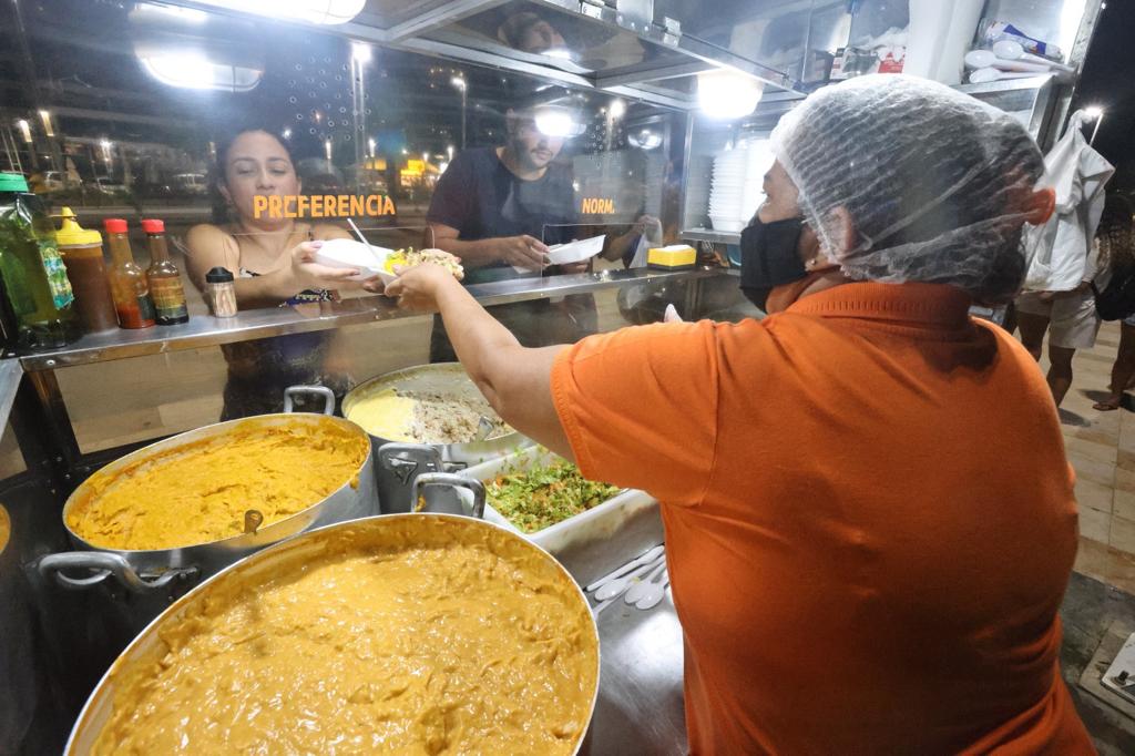 Microempreendedora Luíza Maria atua no ramo de gastronomia, na avenida Beira-Mar